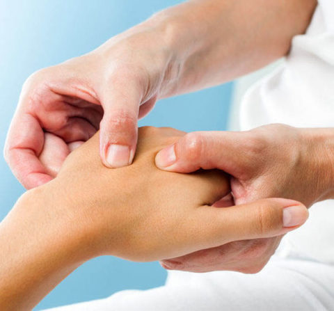 A imagem mostra a mão de uma pessoa no procedimento de fisioterapia.