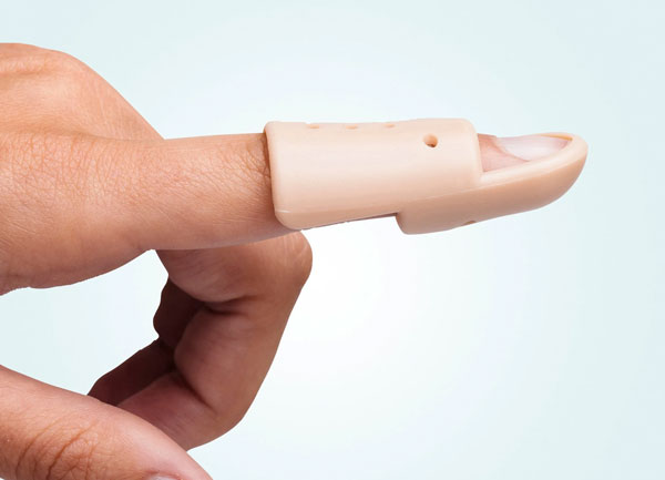 A imagem mostra uma mão com uma tala no dedo polegar.
