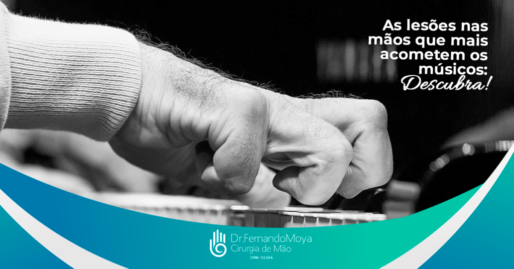 A imagem mostra uma mão com os dedos atrofiados tocando piano.